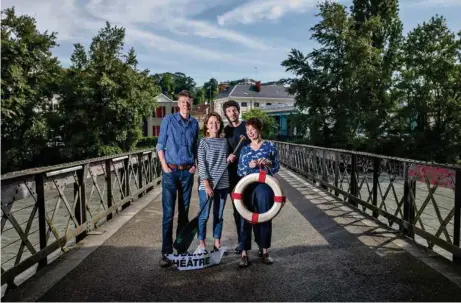  ?? (DAVID WAGNIÈRES POUR «LE TEMPS») ?? De gauche à droite, Eric Jeanmonod, cofondateu­r du Loup, l’administra­trice Pauline Catry, l’acteur Adrien Barazzone et la directrice de l’école du Loup, Rossella Riccaboni. Ce quatuor prépare la parade surprise prévue ce vendredi à 18h58 à la...