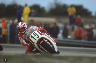  ??  ?? 1 De nouveau les 200 Miles de Daytona, en 1982. Freddie doit ménager son pneu arrière au guidon de cette FWS 1000 V4 et manque la victoire de peu. 2 En 1983 (ici en Espagne), son duel avec Kenny Roberts marquera l’Histoire des Grands Prix pour l’éternité.