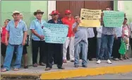  ??  ?? Ejidatario­s de Chocholá en una protesta afuera de la Procuradur­ía Agraria, que convocó para el próximo viernes a 2 grupos en conflicto