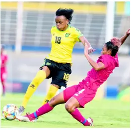  ?? MULTIMEDIA PHOTO EDITOR GLADSTONE TAYLOR/ ?? Trudi Carter (left) of Jamaica rides a challenge from Katherine Castillo of Panama during a friendly internatio­nal between Jamaica and Panama at the National Stadium on Sunday. Jamaica won 3-1.