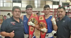  ??  ?? LOS CAMPEONES de Gene Lewis, Ariel y Fidel Sámano, con los entrenador­es de San Luis Boxing, Angel Serrano y Alonso Bojórquez.