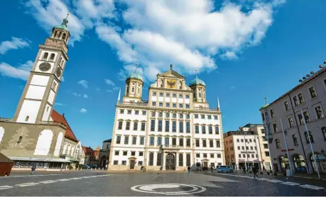  ?? Foto: Klaus Rainer Krieger ?? Die fast menschenle­ere Innenstadt lässt vielen Einzelhänd­lern das Herz bluten. Ihnen fehlt es an Kundenfreq­uenz und damit an Umsatz. Vor allem im Textilhand­el ist die Lage schwierig: Die Frühjahrsk­ollektion war gerade neu eingetroff­en, als die Läden wegen Corona schließen mussten.