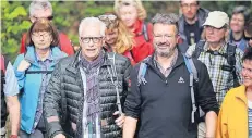  ?? RP-FOTO: STEPHAN KÖHLEN ?? Mit vielen Wanderfreu­nden waren Thomas Hendele (l.) und Manuel Andrack am Wochenende im Windrather Tal unterwegs.