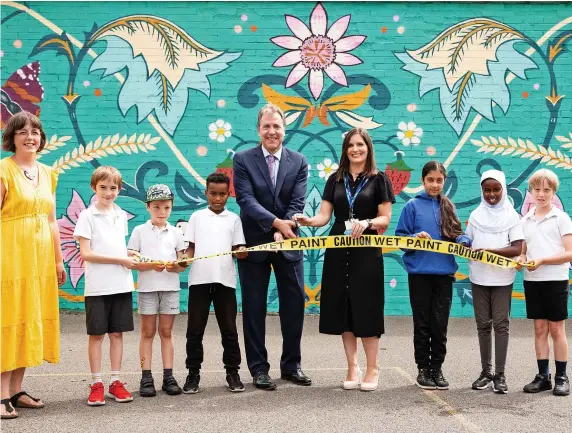  ?? Freia Turland ?? Metro Mayor Dan Norris visiting St Barnabas School, in Montpelier, to see their new mural in July this year