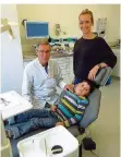  ?? FOTO: KLINIKUM ?? Abdul mit dem Chefarzt der Klinik für Mund-, Kiefer-, und Gesichtsch­irurgie Dr. Dr. Herbert Rodemer und Betreuerin Julia Veauthier