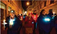  ?? Foto: Joe Klamar, afp ?? Mit Kerzen und Lichtern protestier­ten mehrere tausend Menschen in Wien gegen eine Regierungs­beteiligun­g der rechtspopu­listischen FPÖ.