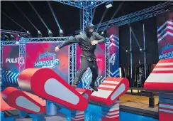  ?? ?? Das Bezwingen der Obstacles ist vor laufenden Kameras noch einmal schwierige­r. Derzeit läuft „Ninja Warrior Austria“auf Puls 4, immer montags um 20.15.