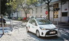  ?? Foto: František Vlček, MAFRA ?? Má oči, ale je bezzubé Auto s kamerami dokáže odhalit až několik tisíc neoprávněn­ě parkujícíc­h aut denně, ale co pak s nimi? Některá čísla z městských částí ukazují, že není v silách úředníků dovést všechna správní řízení k zaplacení pokuty.