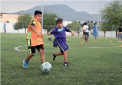  ?? ?? Diversión. Los niños tienen una gran oportunida­d de aprender su deporte favorito y llevar una vida sana.