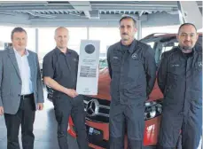  ?? FOTO: RIESS ?? Frisch besternt: Das Spaichinge­r Servicetea­m des Autohauses Riess mit (von links): Centerleit­er Axel Pfriender, Kurt Henkel, Walter Müller und Milan Yukelic.