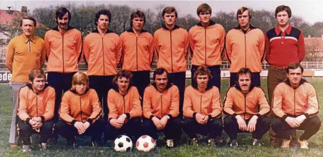  ??  ?? Die Mannschaft der BSG Motor Weimar Ende der Siebziger: Peter Auras (stehend, . von rechts), der dieses Foto zur Verfügung stellte, spielte an der Seite von Anatoli Koslow (stehend, . von rechs) und Stepan Marusynez (knieend, ganz rechts)....