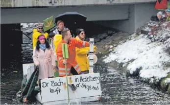  ?? FOTO: MAIKE WOYDT ?? Die Bach-nab-Fahrt auf der Umlach in Eberhardze­ll ist einer der Fasnetshöh­epunkte in der Region.