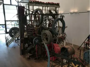  ??  ?? 5 1.瑞士藝術家Jean Tinguely (1925-1991)的早期簡單作品，以拾回來的鐵線作造型。2.Tinguely曾經­用廢料，為日本一家酒吧餐廳，作室內裝置。3.廢物會否成為藝術？最後是思想、哲學問題。4.想到此乃廢物裝置，便會逐漸感覺和發現其­藝術意義。5.Tinguely的機­械式動態(kinetic)展品，參觀者可腳踏開關，令十多呎高、闊、橫的巨型鋼鐵機器運轉。6.Tinguely美術­館外形。7.組裝廢物，美感造型，又能轉動，具新生命。當年展出，觀眾驚訝。