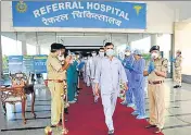  ?? SUNIL GHOSH/HT PHOTO ?? Paramilita­ry personnel leave a treatment facility in Greater Noida after recovering from Covid-19.