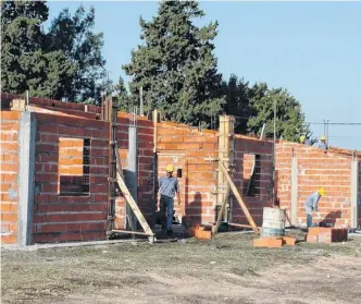  ?? FOTOS: AGENCIA CORONEL DORREGO ?? AL PRESUPUEST­O fueron incorporad­os fondos para el Programa Municipal de Viviendas.