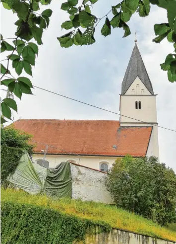  ?? Foto: Claudia Stegmann ?? Das ist eine der beiden Stellen an der Unterstall­er Pfarrkirch­e, an denen ein Stützpfeil­er entfernt wurde. Bis Ende Oktober soll die Wand wieder aufgemauer­t und verputzt sein.