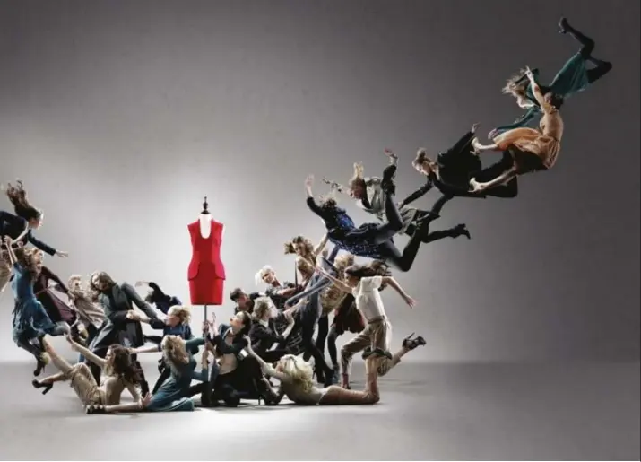  ??  ?? Reclame voor de solden in het Britse luxewarenh­uis Harvey Nichols: alsof de koopjesjac­ht een gevecht is. © rr