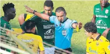  ??  ?? AUTORIDAD. Melvin Pineda evitó enfrentami­entos entre jugadores en varias ocasiones.