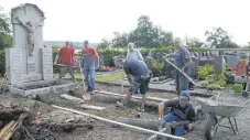  ?? FOTO: XAVER KNITTEL ?? Sie arbeiten freiwillig (v.l.): Reiner Liehner, Friedbert Rudolf, Thorsten Liehner, Ortsvorste­her Hubert Stekeler, Jürgen Molitor und Harald Müller. Egon Hafner kümmert sich um die Baumateria­lien.