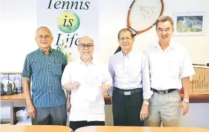  ??  ?? SERTAI KAMI: Patrick (dua kiri) ditemani (dari kiri) Douglas, Bernard dan Kho mengumumka­n lima kejohanan antarabang­sa tenis yang akan diadakan di Kuching tahun ini.