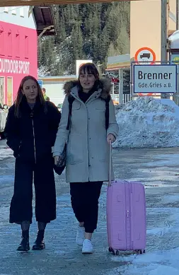  ??  ?? Dilemma Due turiste rimaste bloccate al Brennero