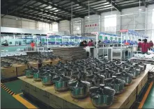  ?? LI ZHOU / FOR CHINA DAILY ?? Upper right: Pressure cookers await packaging at Xizang Shangchu Cooking Utensil Technology in
Lhasa.