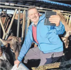  ?? FOTO: TOBIAS SCHUHWERK ?? Er bloggt aus dem Kuhstall: Bio-Landwirt Franz Kinker aus Roßhaupten (Kreis Ostallgäu) filmt auch im Stall mit dem Handy.
