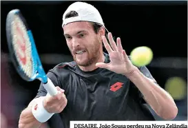  ??  ?? DESAIRE. João Sousa perdeu na Nova Zelândia