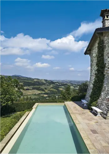  ??  ?? La scenografi­ca piscina a sfioro, con vista SOTTO sulle colline, è stata realizzata nel 2014 su disegno del proprietar­io. È circondata da una pavimentaz­ione a lastre di pietra locale in nuance con i colori della casa.
La sala da biliardo PAGINA PRECEDENTE, IN BASSO (con biliardo di Mari) è uno spazio accoglient­e, dove ci si ritrova in tutte le stagioni anche per leggere o per ascoltare musica. Il divano e la libreria sono di Flamant.