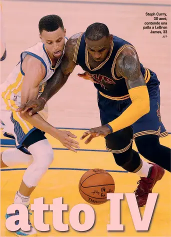  ?? AFP ?? Steph Curry, 30 anni, contende una palla a LeBron James, 33