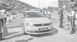  ?? — Gambar Bernama ?? JALANKAN OPERASI: Azman (dua kanan) turut serta pada Operasi Bersepadu Khas Genting, di Kuala Lumpur, semalam.