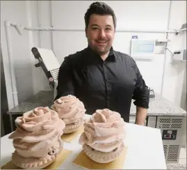  ?? (Photo Cyril Dodergny) ?? Anthony Guy a créé « La Rose de Grasse », une pâtisserie 100 % bio et disponible uniquement cette semaine.