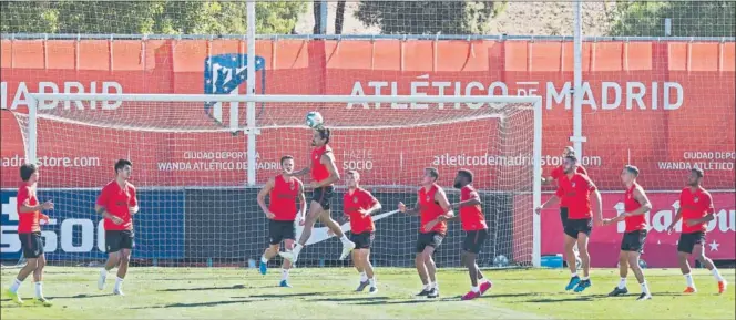  ??  ?? EJERCICIO. Simeone trabajó durante cuarenta minutos del entrenamie­nto de ayer el balón parado, tanto la defensa como el ataque. En lo primero, destacó sobre todo Savic.