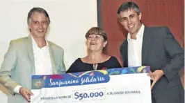  ??  ?? PabloMegli­oli y Diego Fuentes dieron el premio a Julia Villafañe.