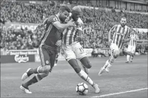  ??  ?? Diego Costa (l) van Chelsea en Bruno Martins Indi van Stoke City strijden om de bal.
(Foto: De Telegraaf)