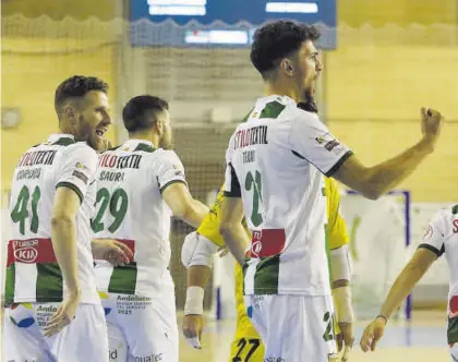  ?? A.J. GONZÁLEZ ?? Jugadores del Córdoba Futsal celebran un gol en Vista Alegre.