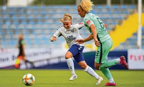  ?? FOTO: JÜRGEN SCHEERE ?? Die Jenaerin Vanessa Fudalla (links) kommt hier gegen die Hoffenheim­erin Lena Lattwein zu spät.