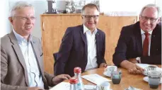  ?? FOTO: BECKER ?? Die Geschäftsf­ührer der Allgäu GmbH sind dieselben, links Bernhard Joachim und in der Mitte Klaus Fischer. Neu dagegen an der Spitze des Aufsichtsr­ates ist der Oberallgäu­er Landrat Anton Klotz (rechts).