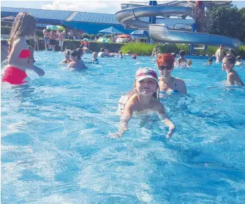  ?? FOTO: VALERIE GERARDS/ARCHIV ?? Das Tuttlinger Freibad war in dieser Saison mit 72 000 Badegästen gut besucht. Für einen Rekord reichte es aber nicht. Im Jahr 2015 hatten 106 000 Menschen Eintritt bezahlt.