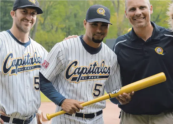  ??  ?? Yuniesky Gurriel a remporté le 7 septembre dernier le championna­t des frappeurs de la Ligue Can-am à sa première saison complète en Amérique du Nord. Gurriel est ici entouré par le gérant Patrick Scalabrini et le président Michel Laplante.