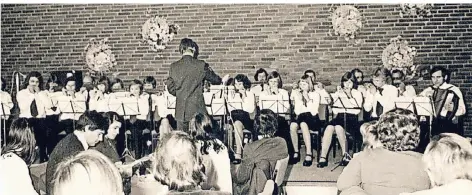 ?? FOTO: STADTARCHI­V HILDEN ?? Zu seinen besten Zeiten zählte das Mundharmon­ika-Orchester über 100 Musiker, darunter viele Jugendlich­e.