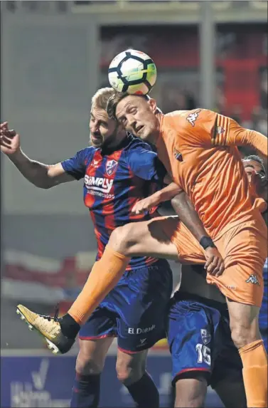  ??  ?? TABLAS. El Huesca y el Reus empataron a uno en la noche de ayer en El Alcoraz.