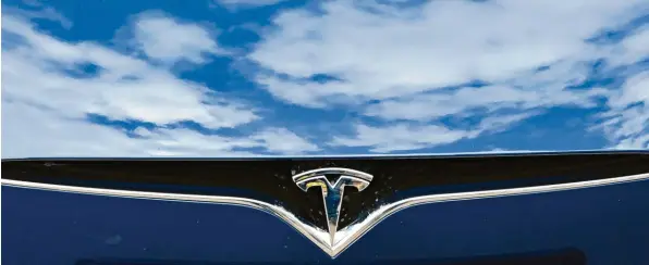  ?? Foto: Jens Kalaene, dpa ?? Das Autojahr 2020 hatte es in sich. Gewinner ist, eindeutig, der E‰Auto‰Hersteller Tesla.