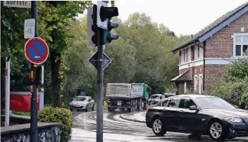  ?? RP-FOTOS (2): DIETRICH JANICKI ?? Der Schwerlast­verkehr durch Düssel hat deutlich zugenommen. Die Bauarbeite­n auf der Bundesstra­ße 7 sollen neun Wochen andauern.