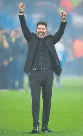  ?? FOTO: SIRVENT ?? Diego Simeone bajó al césped para celebrar otro título con el Atlético de Madrid