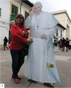  ?? PHOTOS AFP ?? 1. Des passants ont pris des photos hier, avec une affiche grandeur nature du pape François, attendu cette semaine à Carthage des Indes. 2. À San Francisco, quartier pauvre de la ville située sur la côte septentrio­nale du pays, les habitants sont très enthousias­tes envers la visite du souverain pontife. 3. Maria Valentina, une jeune rappeuse et religieuse de Bogota, doit chanter un de ses textes pour le pape pendant sa visite à Bogota, dimanche. 1