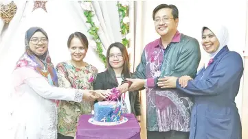  ??  ?? Tan (second right) at the officiatin­g of the Makna halfway house, with Makna head of administra­tion and finance, Azlina Rashid, (left) and hospital personnel.