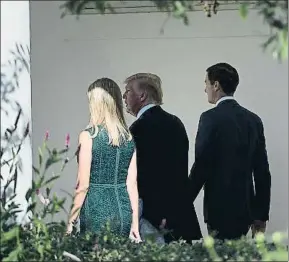  ?? BRENDAN SMIALOWSKI / AFP ?? El presidente Trump con su hija Ivanka y su yerno, Jared Kushner
