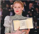  ??  ?? En 2019, à Cannes, elle reçoit le Prix d’interpréta­tion féminine pour son rôle.