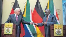  ?? FOTO: DPA ?? Bundespräs­ident Frank-Walter Steinmeier und der südafrikan­ische Präsident Cyril Ramaphosa bei einer Pressekonf­erenz.